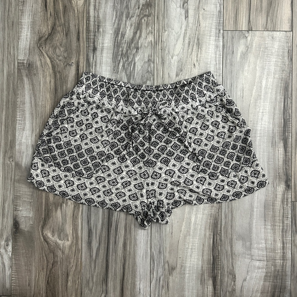 Joe B Black & White Patterned Shorts